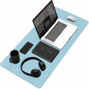 Desk mat gamer azul sobre un escritorio con laptop y mouse