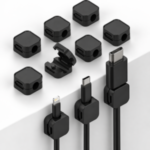 Clips organizadores de cables negros sosteniendo cables USB