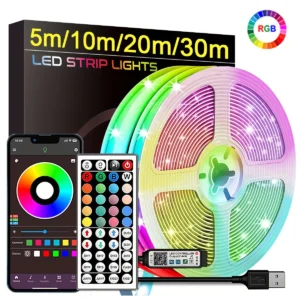 Tira LED RGB con control remoto iluminando un escritorio gamer